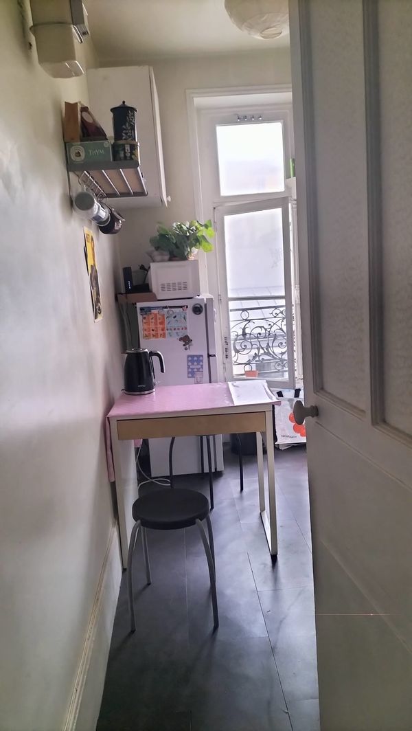 La chambre privée de Marine est un écrin typiquement parisienne, moulures au plafond, parquet.