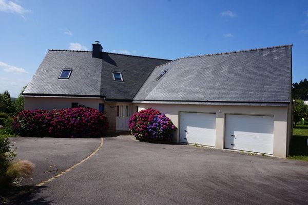 Belle maison lumineuse sur les hauteurs d'un bourg charmant du Finistère, proche de la mer.