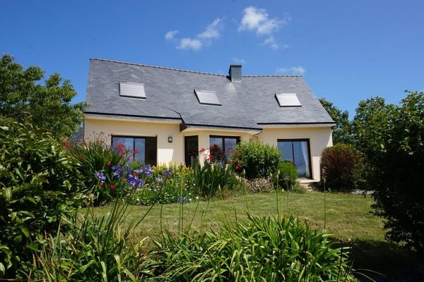 Luminosa casa situata sulle alture di un affascinante borgo del Finistère, Bretagna, vicino al mare.