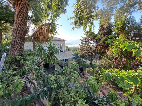 La villa des oliviers Maison familiale de ville avec jardin, terrasses et vue mer à Ajaccio