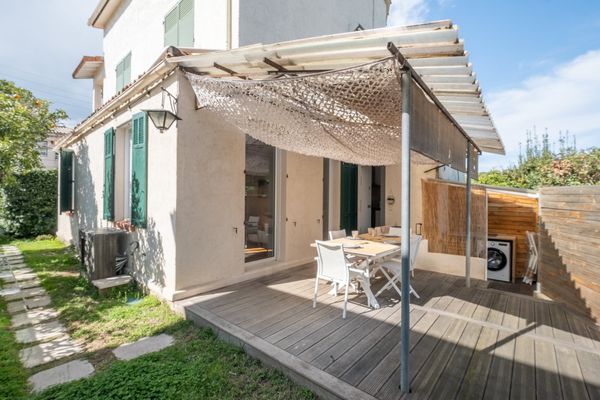 un appartement lumineux  avec jardin privé et terrasse ombragée. proximité plage et vielle ville