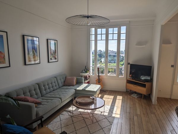 Bel appartement très lumineux, étage élevé avec ascenceur d'un immeuble ancien typiquement Parisien