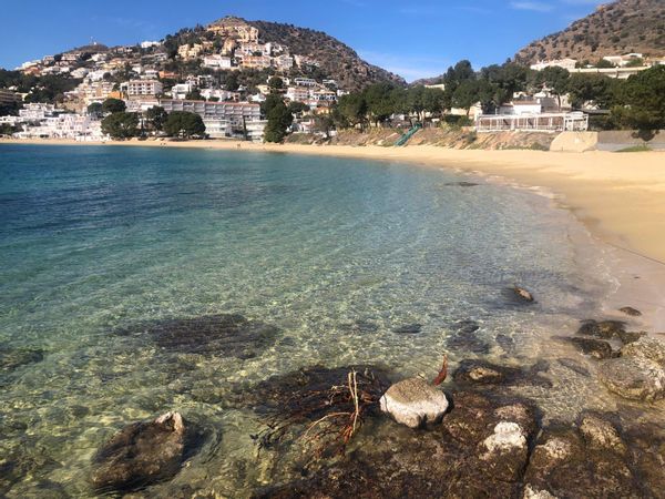 Beach house à 50 m de la plage d'Almadrava à Rosas sur la Costa brava .10 couchages et jardin privé