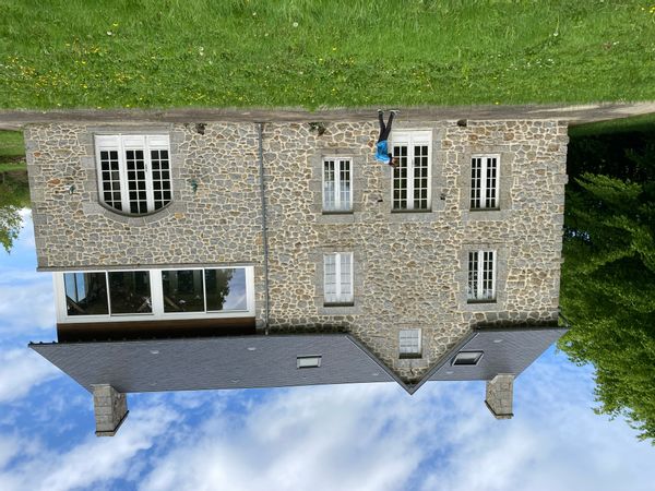 Maison dans la baie du Mont St Michel, dans son écrin de verdure, proche mer