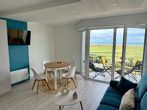 Appartement vue mer, situé à proximité de la plage et du golf.
