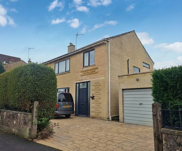 Spacious 4 bedroom home close to centre of beautiful Bath