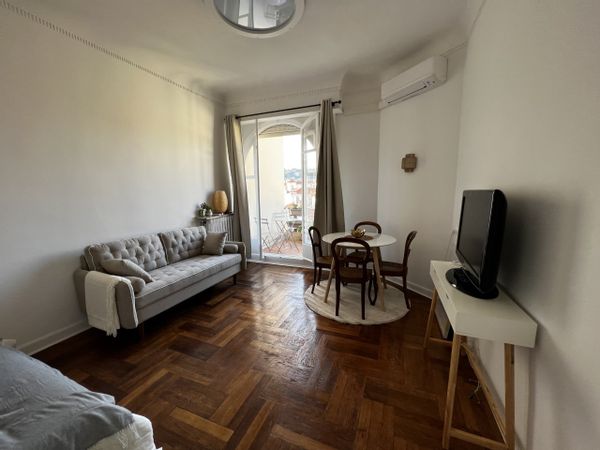 Charmant studio au centre de Nice, 7 mn de la mer, 7 mn de la gare.  Vue sur les montagnes nicoises