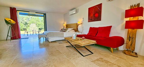 La maison de Cyril & Anastasia comprend piscine intérieure chauffée qu’un spa Jacuzzi®