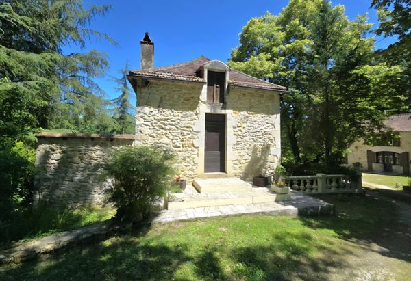 au cœur du Périgord noir, maison en pierre pour 6 personnes vous accueille dans un cadre naturel