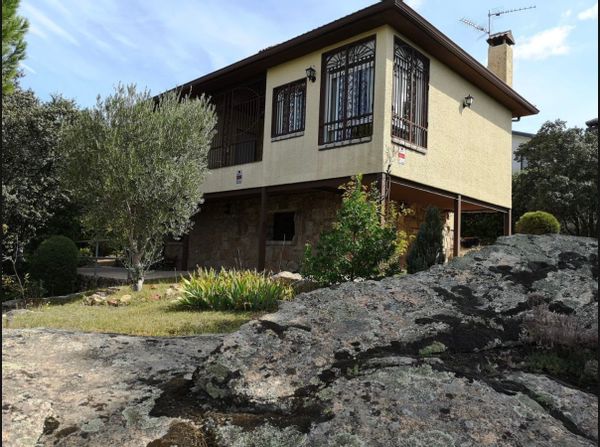 Appartement indépendant et chaleureux dans un chalet avec jardin, à proximité de La Pedriza.