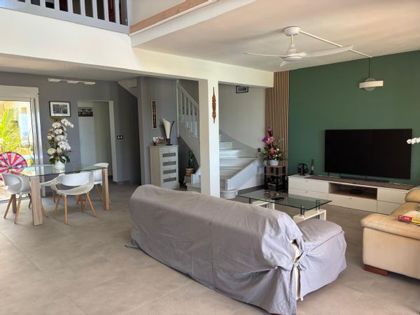 Maison sur terrain 1000m² clôturé, vue mer, 5mn centre ville La Possession, 20mn des plages