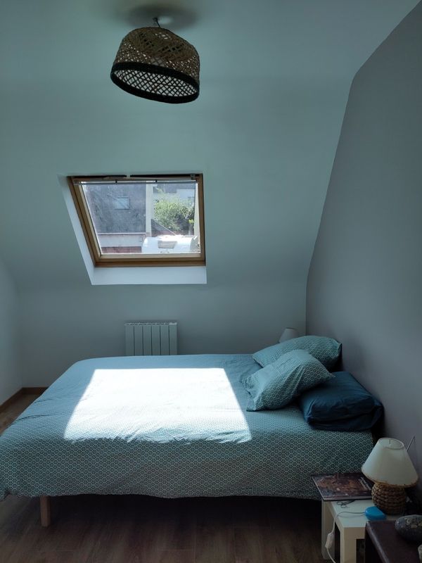 Maison lumineuse dans un quartier très calme, bien équipée et à 5 minutes à pied de l'arrêt de bus.