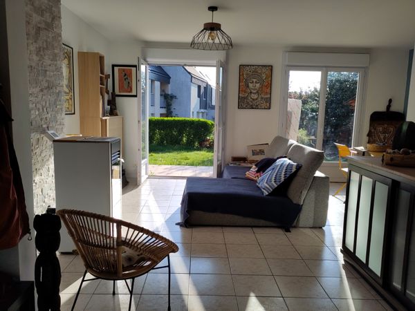 Maison lumineuse dans un quartier très calme proche de toutes les comodités.