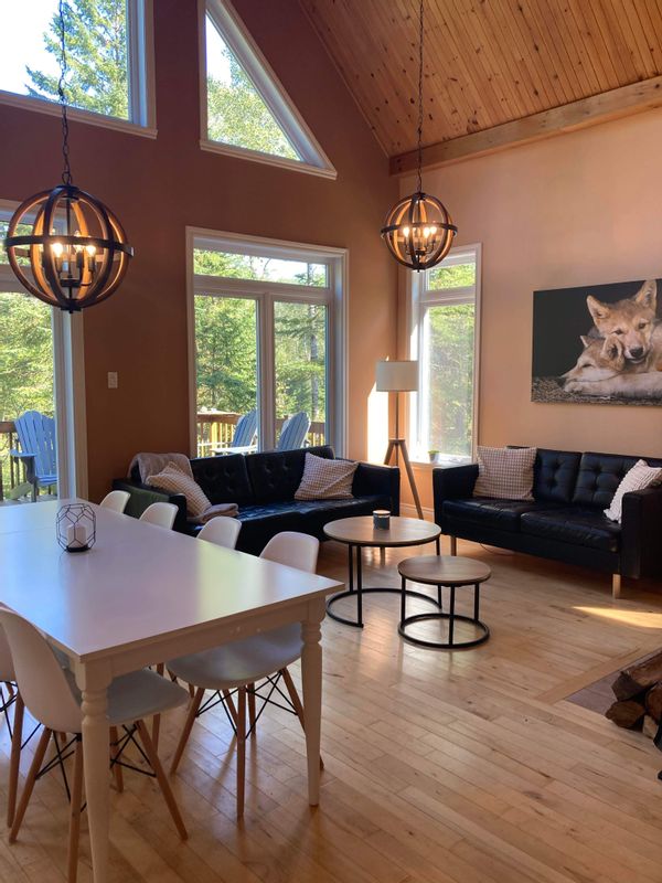 Chalet au cœur de la nature, sur le bord de la rivière du loup.