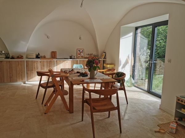 Notre maison est au milieu d'une grande propriété. Nous sommes entourés d'arbres et de ruisseaux