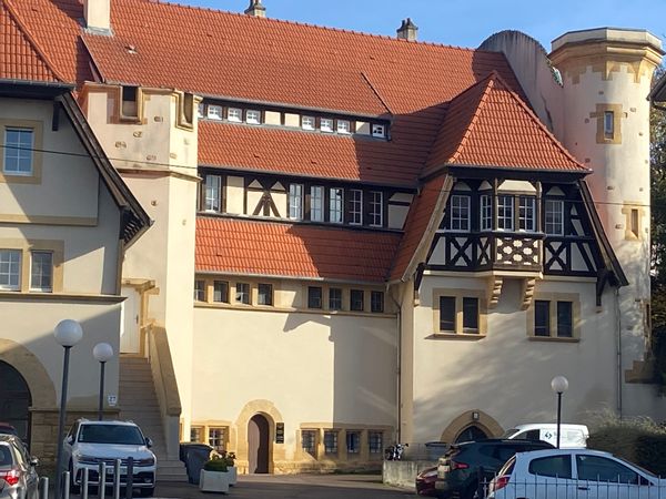 Notre appartement est très spacieux et situé dans une maison de caractère ancienne.