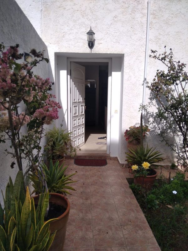 La maison de Celine & Chamae est située à 3 minutes de la plage dans une résidence calme