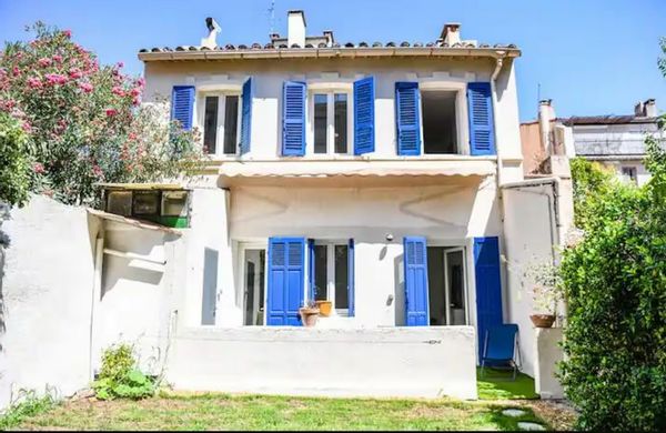 Maison indépendante au calme en plein centre de Marseille. 2 chambres, terrasse et jardin.