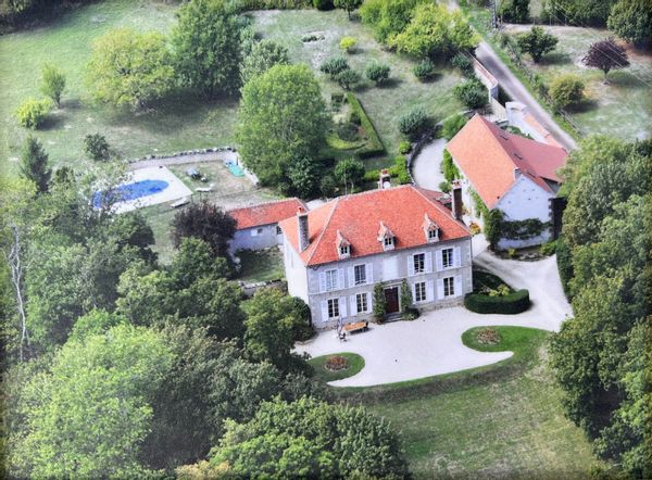 Maison de maitre à flanc de colline au coeur d'un parc de 5 hectares