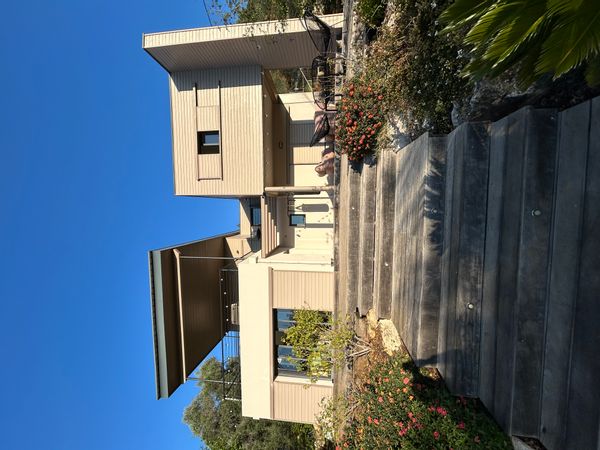 Vanessa et Olivier maison d’architecte au cœur du village de Valbonne.