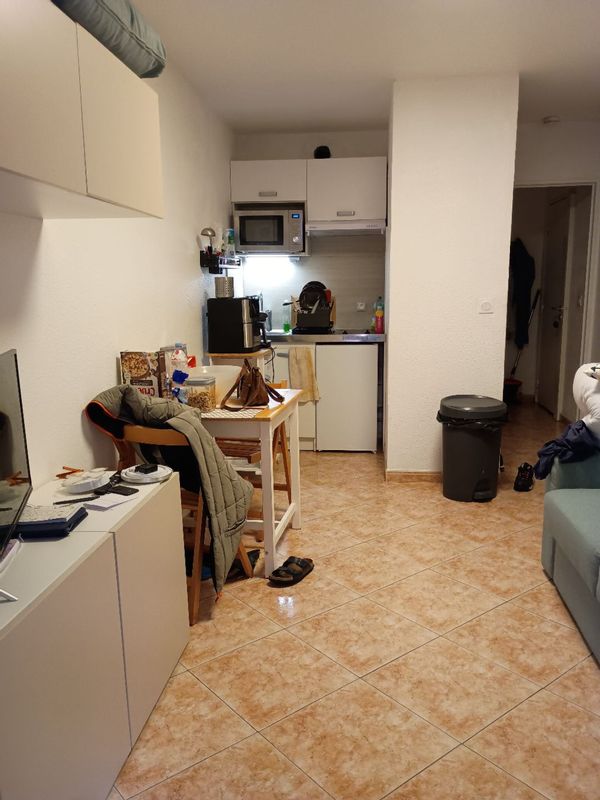 Bonjour mon appartement est un studio de 20 ème carrée les transports en commun c'est pas loin
