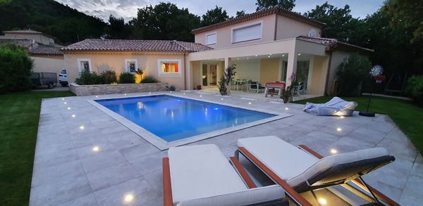 Maison tout confort sur les hauteurs d'un charmant village du Gard entourée de verdure.