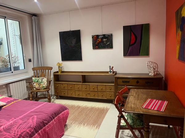 Studio situé à Paris 15e. Quartier calme mais actif. Bars, restaurants à proximité.