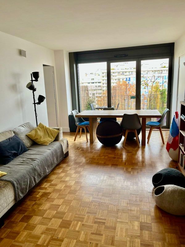 Vue panoramique sur Paris, calme, lumineux, au pied des Buttes-Chaumont, proche commerces et métro.