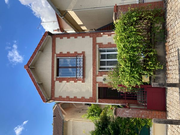Pavillon avec petit jardin dans quartier très calme