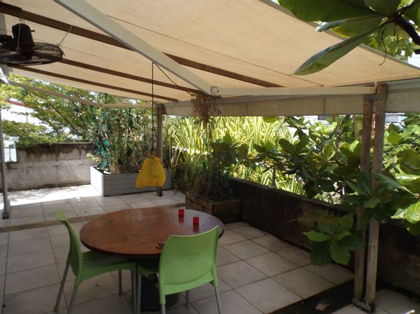 Maison en ville enveloppée de végétation - grande terrasse