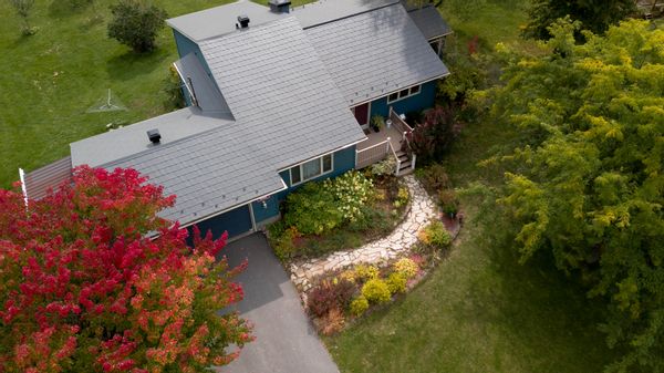 Maison dans la nature au bord d’un lac