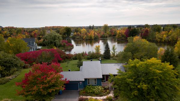 Maison dans la nature au bord d’un lac