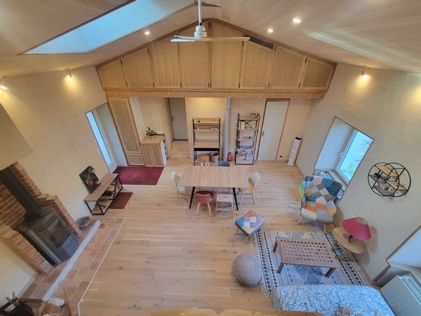 Maisonnette en campagne au bord d'un ruisseau