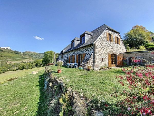 Grange rénovée parc des volcans d'Auvergne
