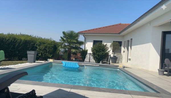 Maison individuelle avec jardin et piscine privée.  À la campagne, à moins de 30km de Lyon.