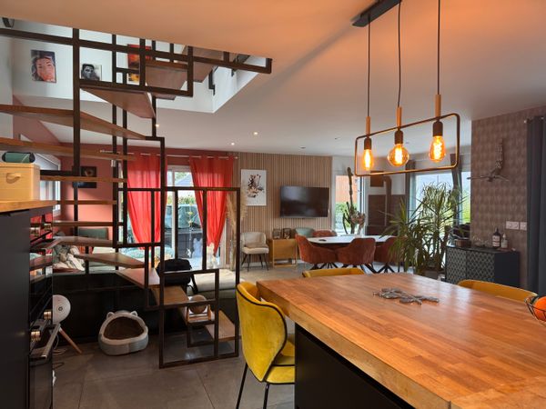 maison moderne toit plat avec piscine et vue sur le lac