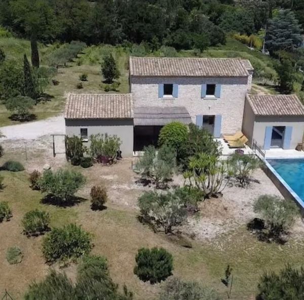 Maison Les Oliviers  Charmante maison en pierre avec piscine privée, située au cœur de la Provence