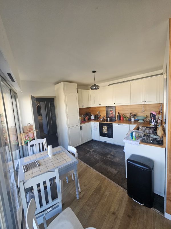 Appartement familial 3 pièces surplombant la ville de Nice. Vue montagnes et mer.