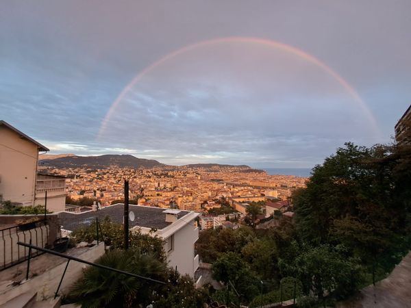 Appartement familial 3 pièces surplombant la ville de Nice. Vue montagnes et mer.