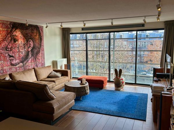 Super comfortable, quiet & luxury apartment on canal close to Vondelpark.