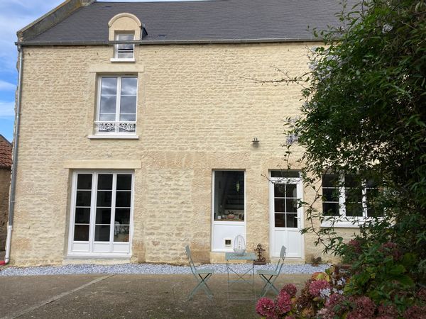 La maison aux volets bleus, sur la côte de Nacre, dans le vieux bourg, à un petit km de la mer