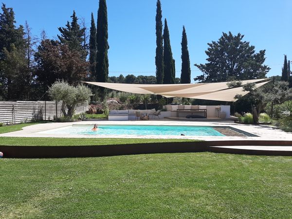 Magnifique maison fonctionnelle au calme, avec jardin paysagé et parking privé.