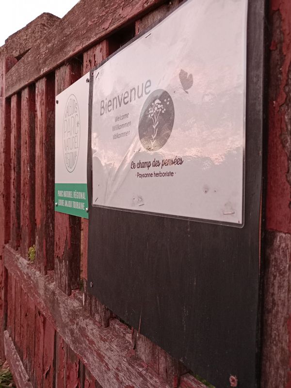 Maison de campagne du 19ième restaurée avec des matériaux renouvelables, ferme botanique troglodyte