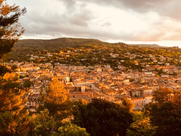 Maison Confortable au Coeur du Luberon avec piscine, vue fanstastique sur les toits de la ville