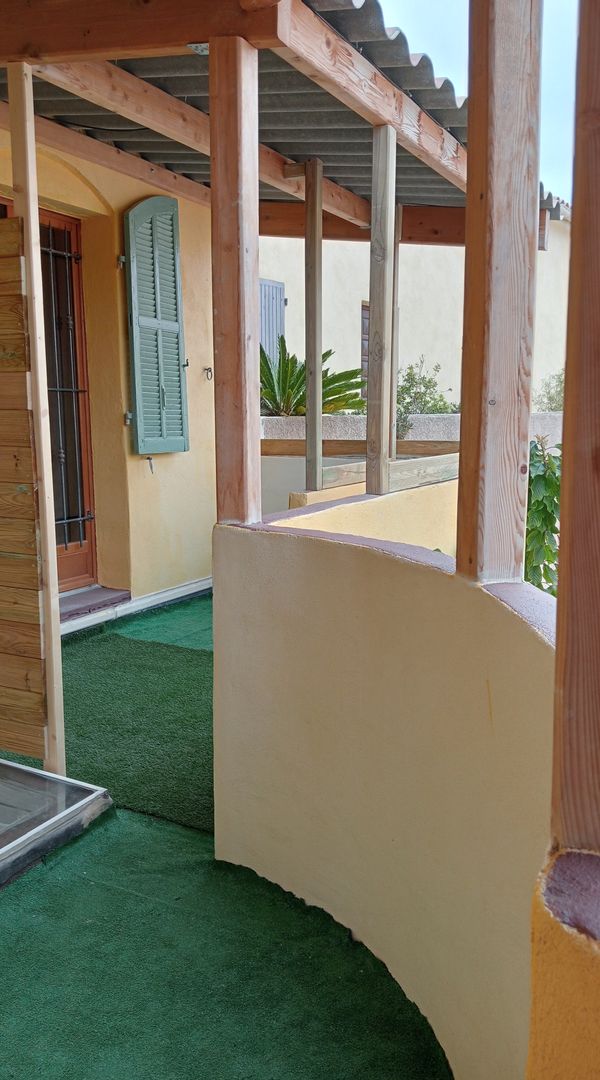 Dans une maison ancienne rénovée chez l'habitant, studio indépendant 3 couchages maxi