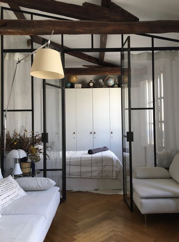 Appartement chaleureux sous les toits de Paris.