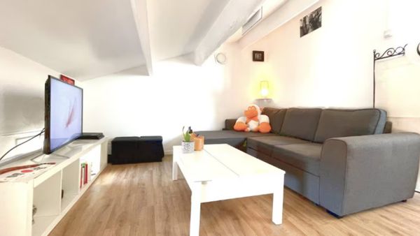 Studio mansardé vue mer sur les toits de la ville de Hyères