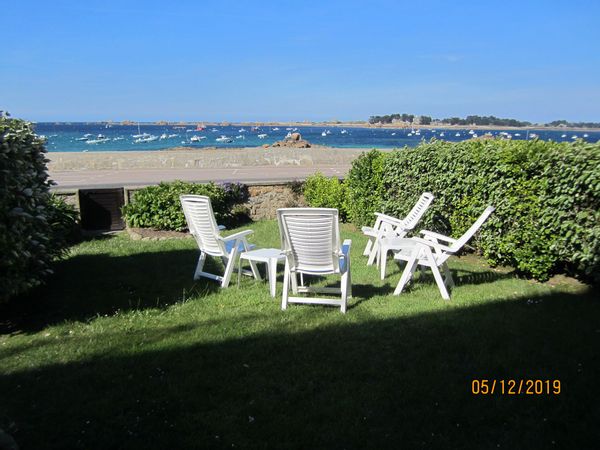 Face à la plage de Port Blanc , bel appartement avec jardin