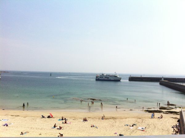 Studio pleine vue mer -  grande terrasse - accès direct plage et garage fermé - plein centre ville