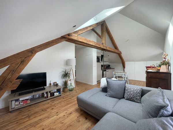 Logement cosy et lumineux, idéal pour un séjour relax dans un quartier calme.